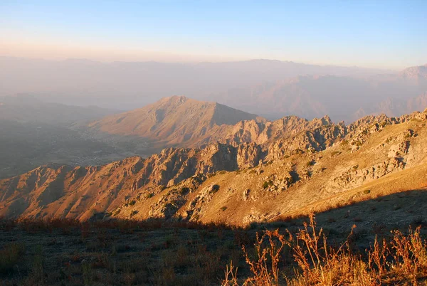 Sonbaharda Tien Shan 'daki dağlarda akşamları portakal kayaları. Özbekistan