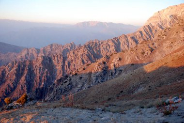 Sonbaharda Tien Shan dağlarındaki son güneşli, pembe ışık. Özbekistan