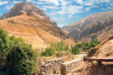 Dağlarda sıcak bir gün ve sonbaharda Tien Shan 'da antik bir duvar. Özbekistan