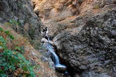 Yazın Tien Shan 'daki dağlarda deresi olan karanlık, kasvetli bir vadi. Özbekistan