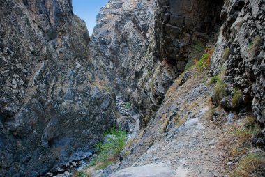 Yazın Tien Shan 'daki dağlarda deresi olan karanlık, kasvetli bir vadi. Özbekistan