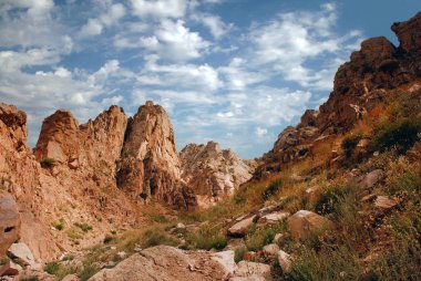 Turuncu Tien Shan dağları sonbaharda güneşli bir günde. Özbekistan