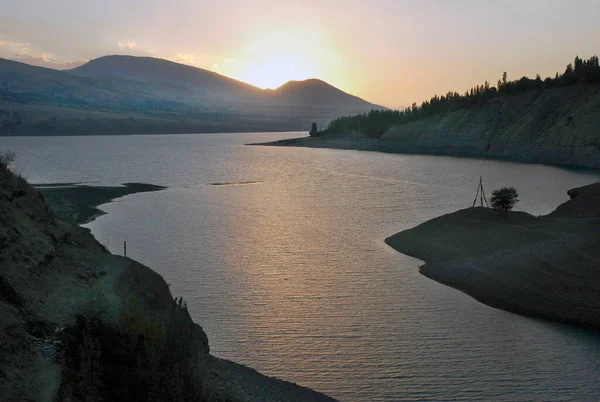 Güneş Doğuyor Özbekistan Dağlarında Bir Göl Var — Stok fotoğraf