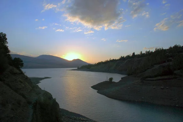 Matahari Terbit Atas Dan Danau Pegunungan Uzbekistan — Stok Foto