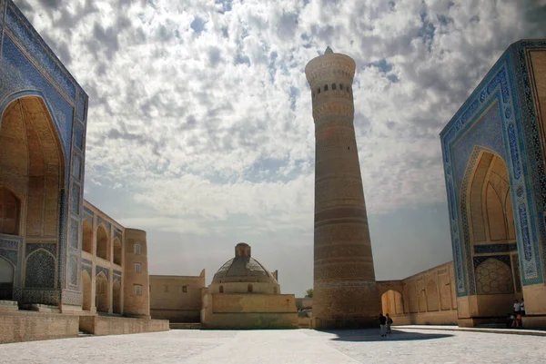 Minaret Kalyan Bukhara Minaret Katta Minor Clouds 星期五位于Bukhara历史中心的清真寺的尖塔 乌兹别克斯坦 — 图库照片