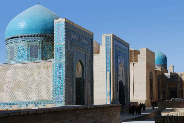 Shakhi-Zinda kompleksi Semerkant 'ta anıtsalları olan cadde manzarası. Özbekistan