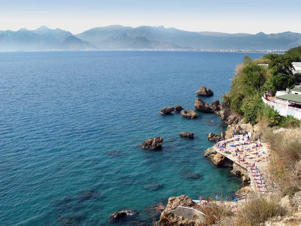 Antalya 'nın Rocky Sahili' nde dağların arkasında bir plaj var. Türkiye