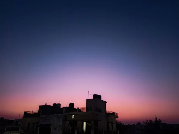 Schönes Sonnenuntergangslicht Hinter Dem Haus Der Stadt — Stockfoto