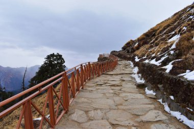 Kışın kar ile dağın zirvesine yürüyüş yolu..