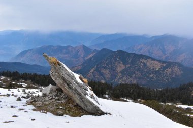 Chopta 'daki güzel manzaralı, kar gölgesi şeklinde bir kaya oluşumu..