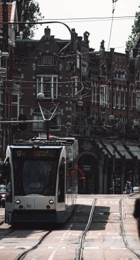 Şehrin ortasında bir tren. 