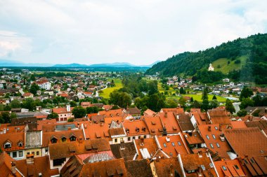  Slovenya 'nın Kofja Loka şehrinin Ortaçağ Manzarası Güneşli
