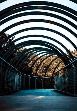 Slinky yaydan ünlü köprü Oberbausen, Almanya 'ya