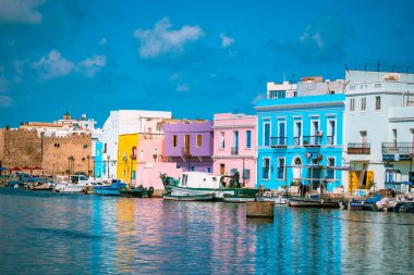 Bizerte Tunus Kuzey Afrika, balıkçı tekneleri Akdeniz kıyısındaki bu antik balıkçı şehrinin rıhtımına yanaşıyor.