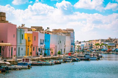 Bizerte Tunus Kuzey Afrika, balıkçı tekneleri Akdeniz kıyısındaki bu antik balıkçı şehrinin rıhtımına yanaşıyor.