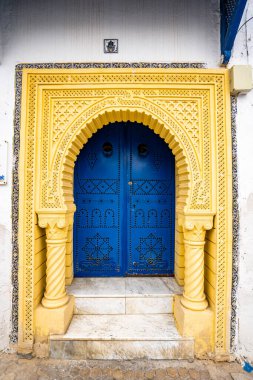Mavi kapıdaki antika kapı. Eski şehir, Kairouan, Tunus