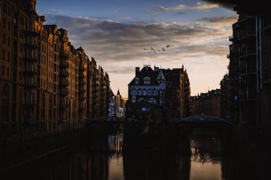 Hamburg, Almanya 'da Depo (Speicherstadt). Wandrahmfleet 'in manzarası. Dünyanın en büyük depo bölgesi HafenCity Mahallesi 'ndeki Hamburg limanında yer almaktadır..