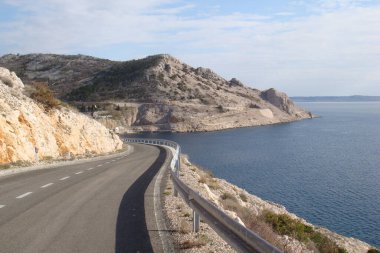 Deniz kenarındaki yol, deniz kıyısının güzel manzarası, Hırvatistan, Avrupa