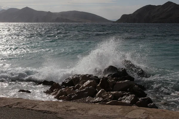 Fırtınalı Havalarda Krk Adasının Kıyıları Deniz Kayalarla Baska Krk Adası — Stok fotoğraf