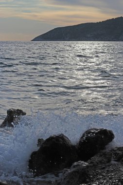 Hırvatistan 'ın Vis adası Adriyatik Denizi' nde kayalık bir sahil manzarası