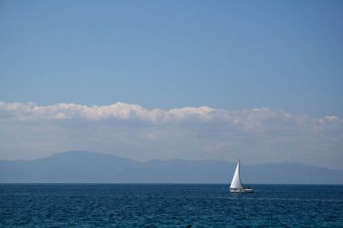 Yelkenli güzel bir deniz manzarası.