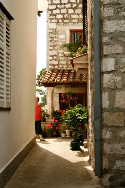 石のブロックから窓 典型的な古い地中海の家と通りの眺め — ストック写真