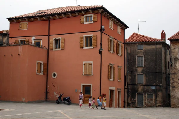 Rovinj Croácia Bela Vista Cidade Velha Com Crianças Brincando Praça — Fotografia de Stock