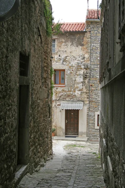 Enge Straße Der Altstadt Von Rovinj Kroatien — Stockfoto