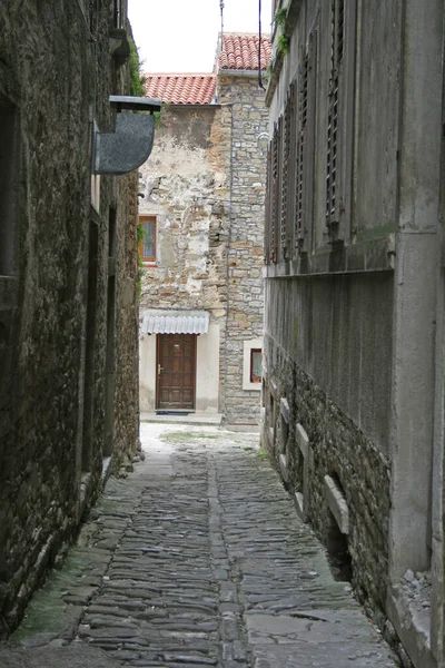 クロアチア ロヴィニの旧市街の細い道 — ストック写真