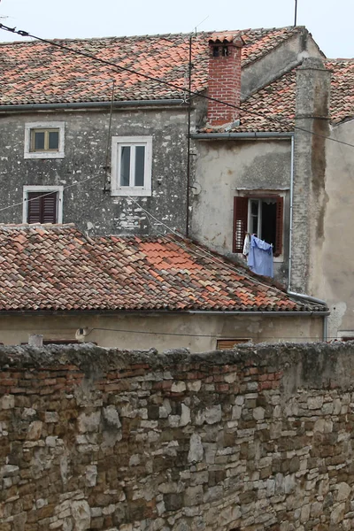 Telhado Cidade Velha Rovinj Edifício Velho Roupas Secagem Fundo — Fotografia de Stock