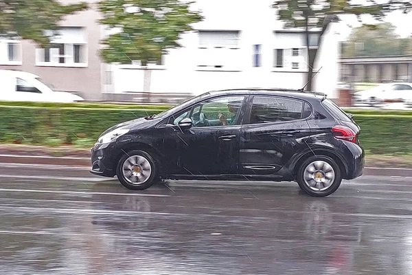 Voitures Accélérant Dans Les Rues Ville Sous Pluie Une Méthode — Photo