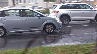 Yağmurda şehir sokaklarında hız yapan arabalar hareket halindeki nesneleri fotoğraflamak için bir yöntem.