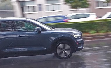 Yağmurda şehir sokaklarında hız yapan arabalar hareket halindeki nesneleri fotoğraflamak için bir yöntem.