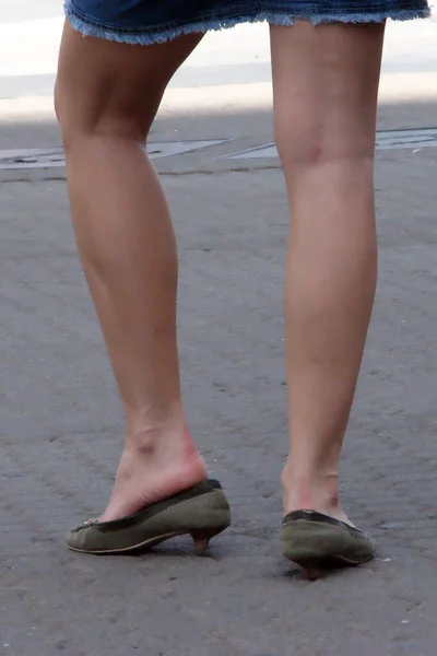 Nogi Kobiety Ulicy Czekając Kogoś Luźne Buty Niebieskie Dżinsy Spódnica — Zdjęcie stockowe