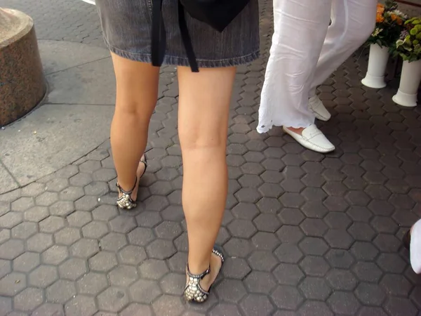 Belles Jambes Une Jeune Femme Été Dans Rue Devant Magasin — Photo