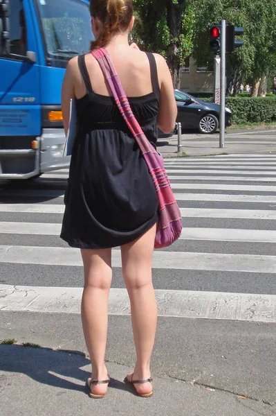 Seorang Wanita Muda Dengan Tas Dan Tas Sedang Menunggu Jalan — Stok Foto