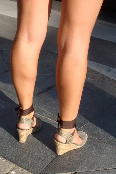 Sokakta Karşıdan Karşıya Geçmek Için Çıplak Bacaklı Kısa Etekli Topuklu — Stok fotoğraf