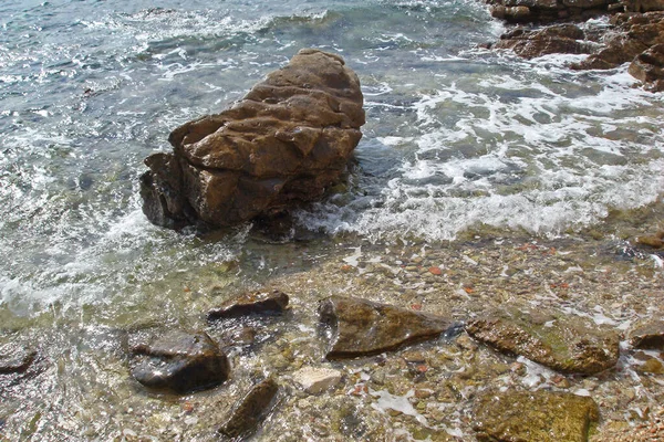 Vlny Moři Pláži Spoustou Kamenů Skal Slunečného Dne — Stock fotografie