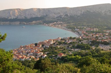Koyu kumlu bir sahil olan Akdeniz kasabasının güzel bir panoramik manzarası, Baska, Krk Adası, Hırvatistan