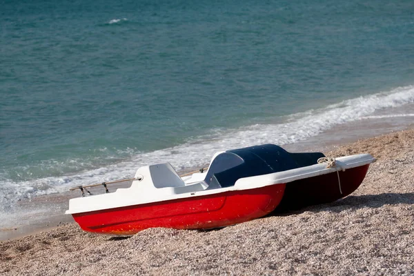 Schönes Rotes Boot Einem Sandstrand Sommer — Stockfoto