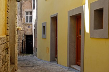 Eski ahşap kapı ve pencereler Baska, Krk Adası, Hırvatistan, Avrupa, seyahat ve tatil konseptine giriş yapıyor