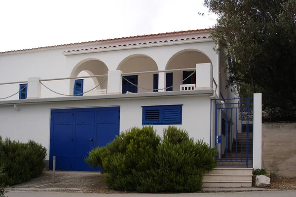 白いファサード 大きなテラス ガレージ 青い木製の窓とドア 冬のテラスにつながる階段と部屋への入り口を持つ美しいヴィラ クロアチア コルクラ島 — ストック写真