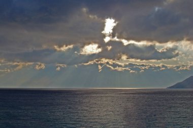 Güneş deniz kıyısında parlıyor. Deniz ve kıyı manzarası, ufukta bulutlar, fırtınadan önce, Korcula Adası, Hırvatistan