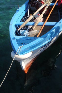 Limanda, denizde, halatlarda, ahşapta, ahşap boyada demirli bir tekne.