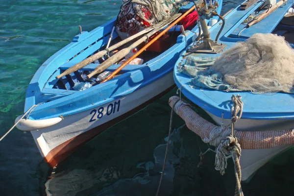 Boot Auf Dem Liegeplatz Boot Hafen Meer Seile Holz Holzfarbe — Stockfoto