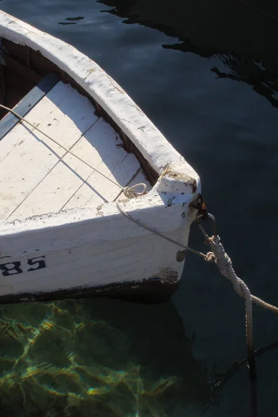 Boot Auf Dem Liegeplatz Boot Hafen Meer Seile Holz Holzfarbe — Stockfoto