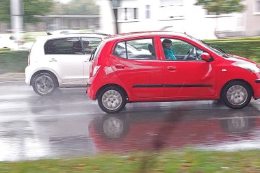 Yağmurda şehir sokaklarında hız yapan arabalar hareket halindeki nesneleri fotoğraflamak için bir yöntem.