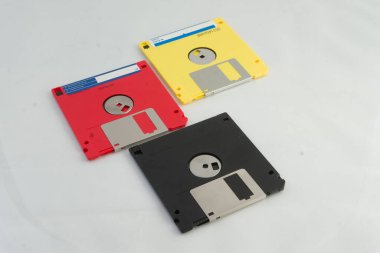 Beyaz arkaplanda izole edilmiş üç disket