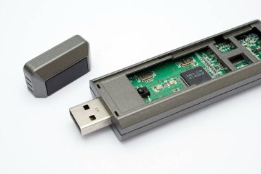 Beyaz arkaplanda USB TV ayarlayıcı elektronik bileşeni izole edildi