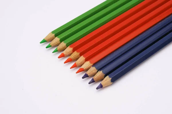 Crayons Madeira São Organizados Grupos Fundo Branco — Fotografia de Stock